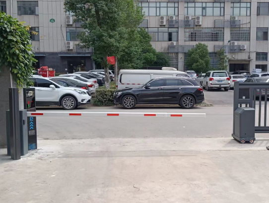 ?？臻g企業(yè)孵化器中心無人值守車牌識別系統(tǒng)投入使用。